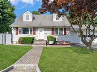 310 N Erie Ave, Lindenhurst, NY 11757