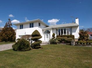 19 Glenn Dr, Woodbury, NY 11797