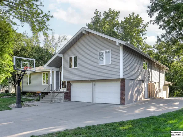 8102 Walnut Ln, Ralston, NE 68127