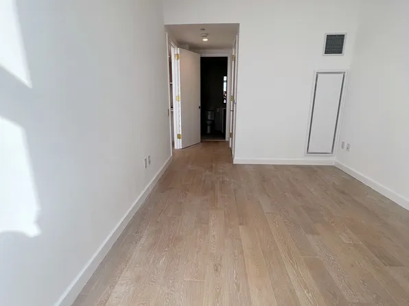 3 Court Square image 1 of 8