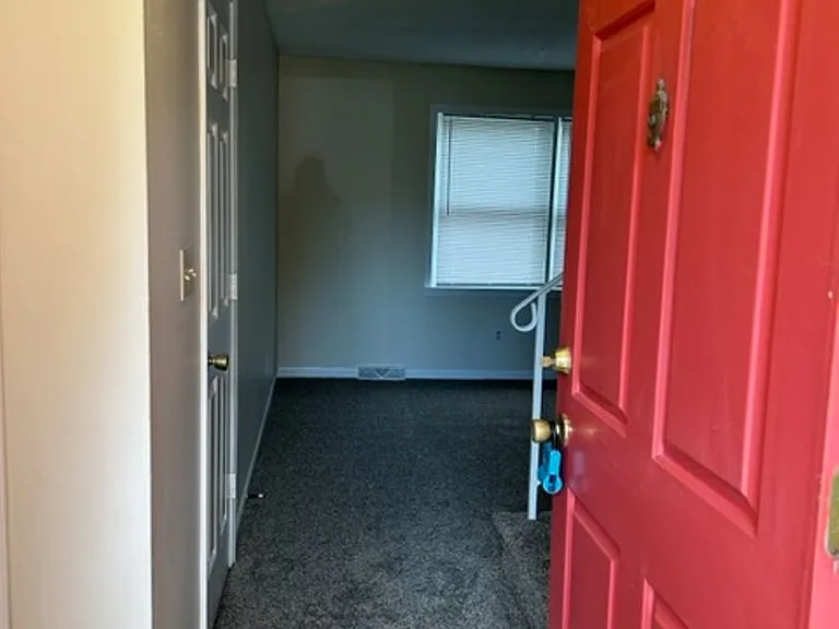 481 Woodview Dr — Photo 2