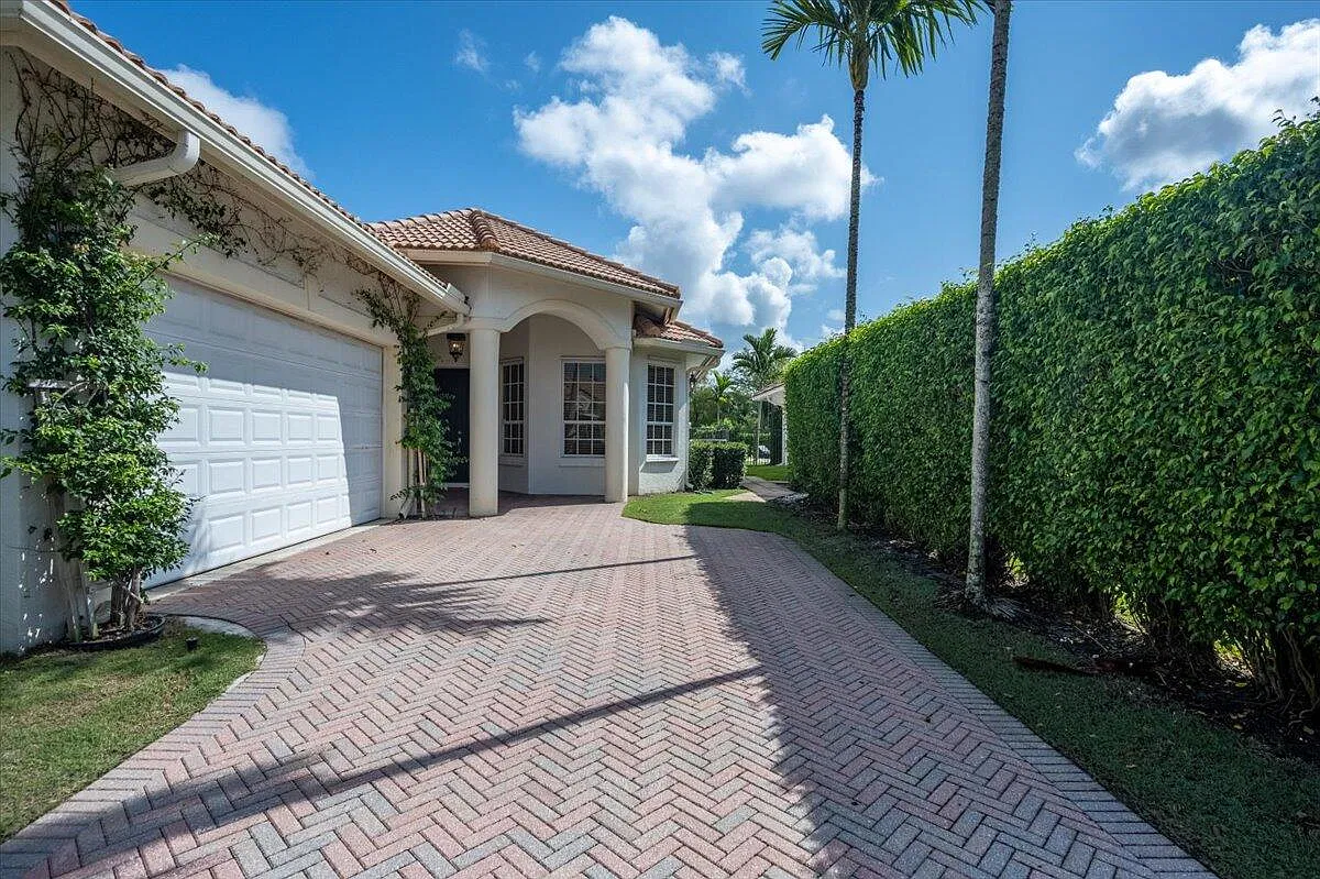 3 bed, 3.0 bath, 2034 sqft, $17,000 — Photo 3