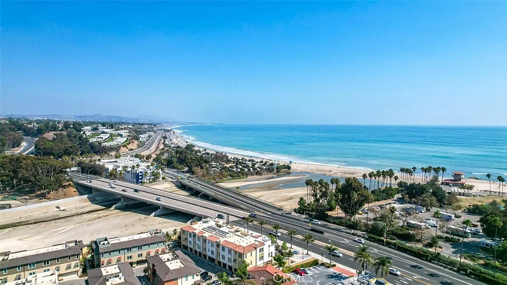 Building Photo - 1529 Doheny Way