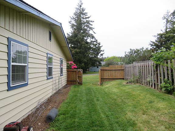 3rd image of 716 SW Thornberry Dr