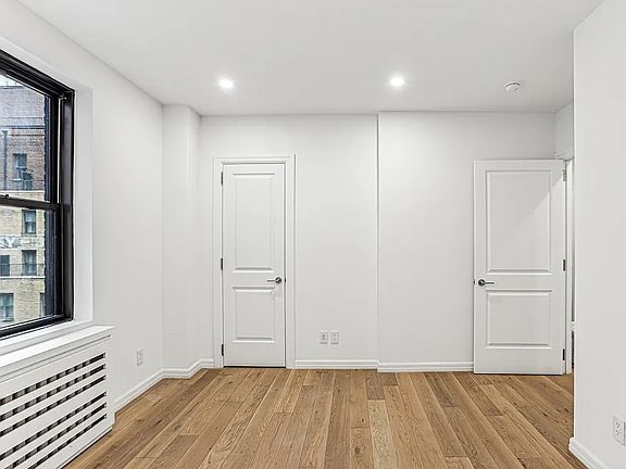 3rd image of 160 E 48th St #9Z5