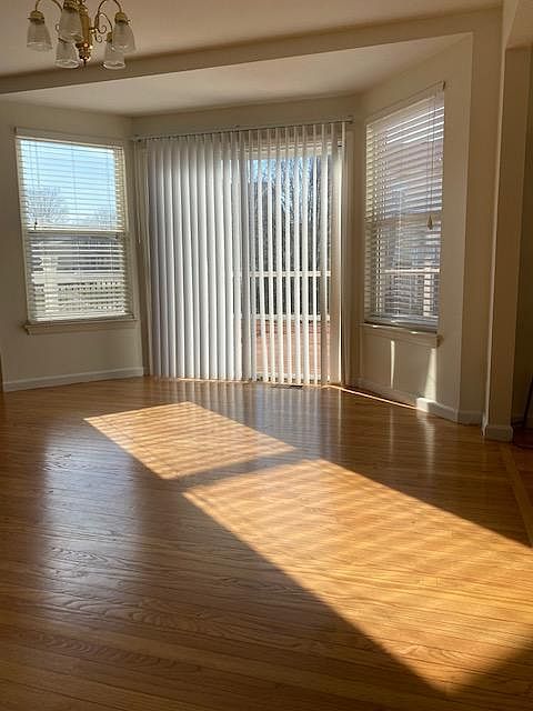 Breakfast room with bay window