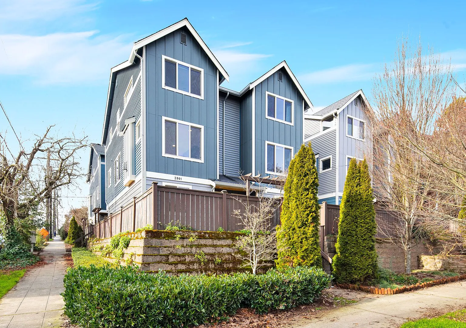 3 Bedroom End Unit Townhome in Wallingford — Photo 1