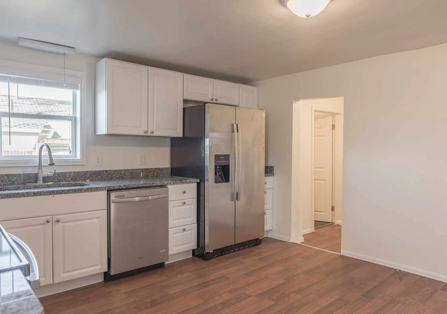 Updated 2 Bedrm 1bath Home - Granite, Stainless Steel Appliances — Photo 4
