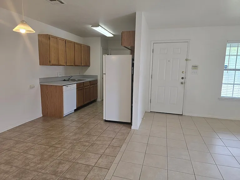 1915 Alex Ave — Photo 3