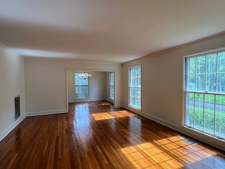 516 N Park St — Photo 2