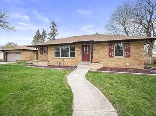 5750 N Bel Aire Dr, Glendale, WI 53209