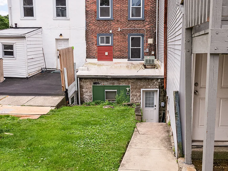 202 E Hector 2nd Floor — Photo 9
