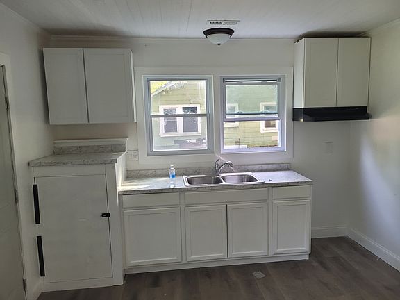 3rd image of 1010 N Main St