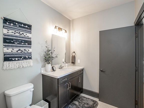 5th image of 302 Commercial St #302