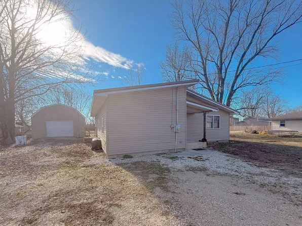 305 E Clay St, Pleasant Hill, IL 62366