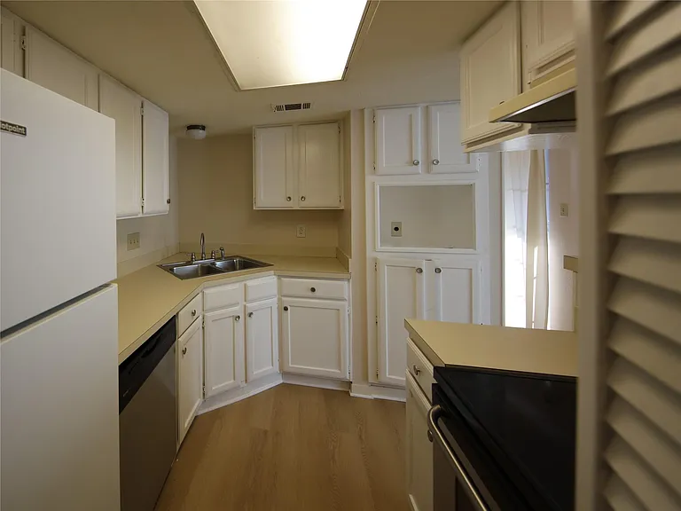 1510 W North Loop Blvd #412 — Photo 6