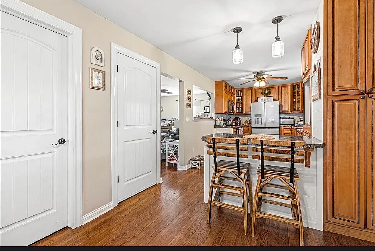 3 bed, 1382 sqft, $2,200 — Photo 3