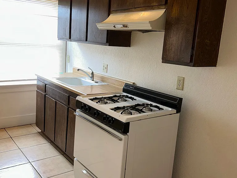124 S G St #9 — Photo 4
