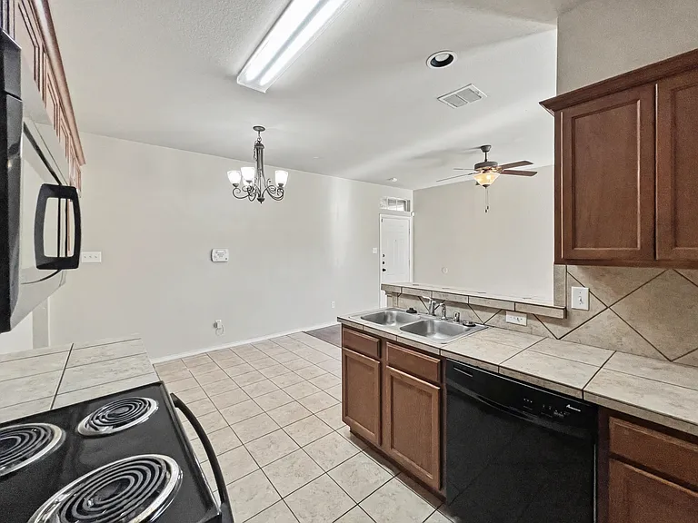 1301 Piedmont Dr — Photo 3