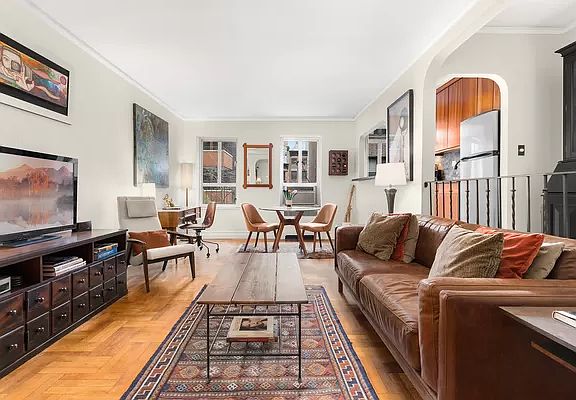 3rd image of 165 W 20th St APT 3B