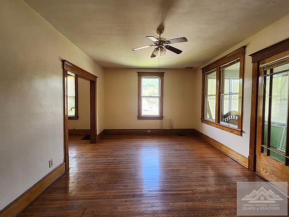 3rd image of 204 Willow St