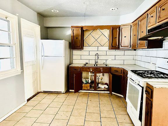 3rd image of 1211 NW Logan Ave