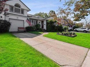212 Linden St, Massapequa Park, NY 11762