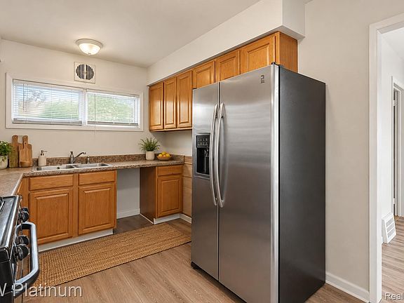 3rd image of 683 E Mansfield Ave