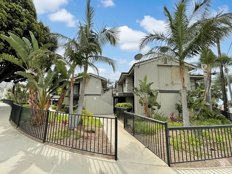 6 Dakota Dr #D — Photo 2