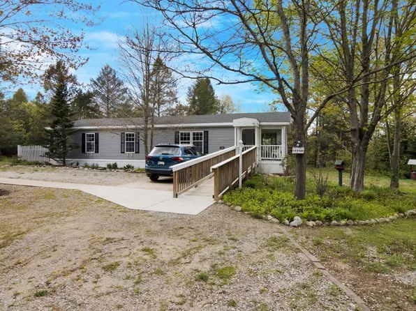 7584 W 12 1/2 Rd, Mesick, MI 49668