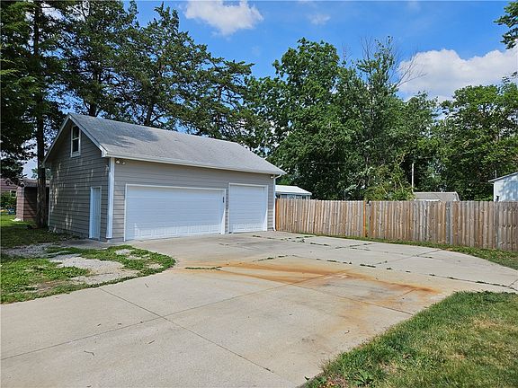 3rd image of 695 Rock Island Ave