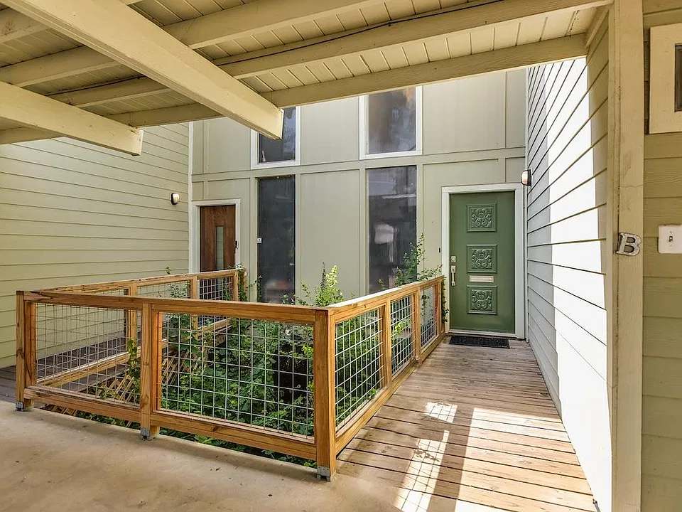 2103 W 12th St