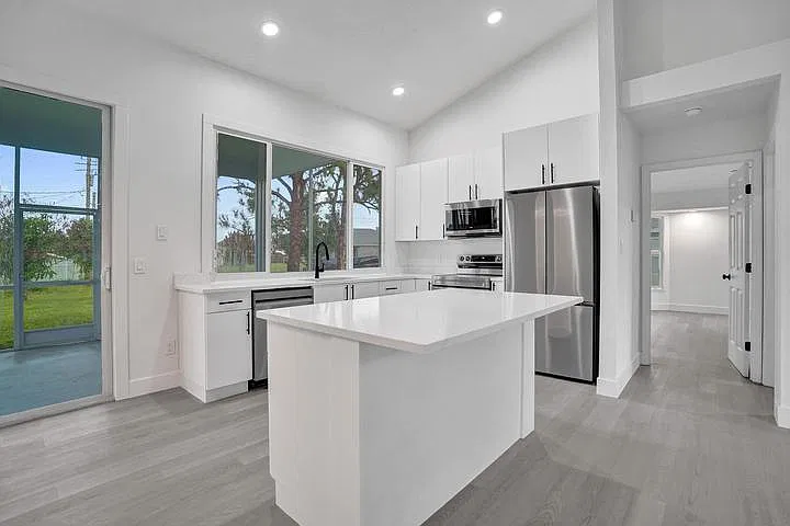 3 bed, 1296 sqft, $3,300 — Photo 2