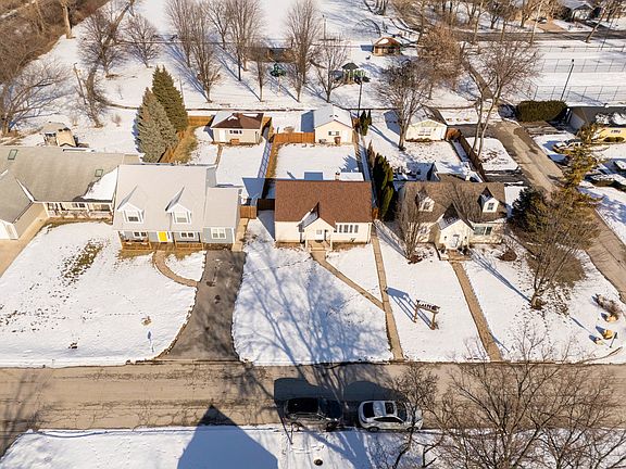 3rd image of 202 N Oakwood Ave