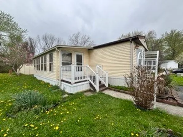 213 Crabapple Dr, Canandaigua, NY 14424