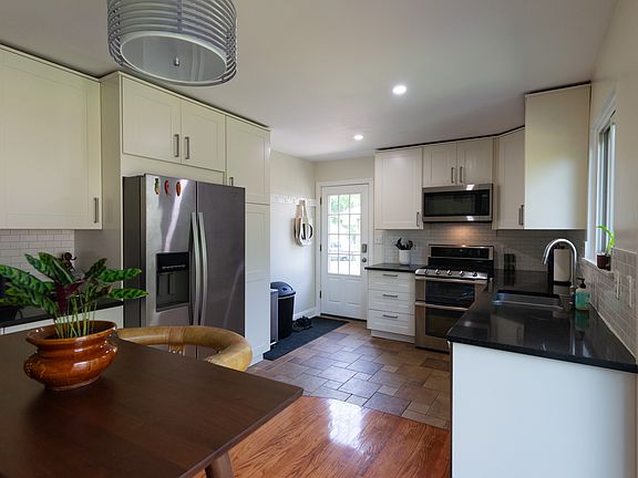 2nd image of 2724 Lookout Cir