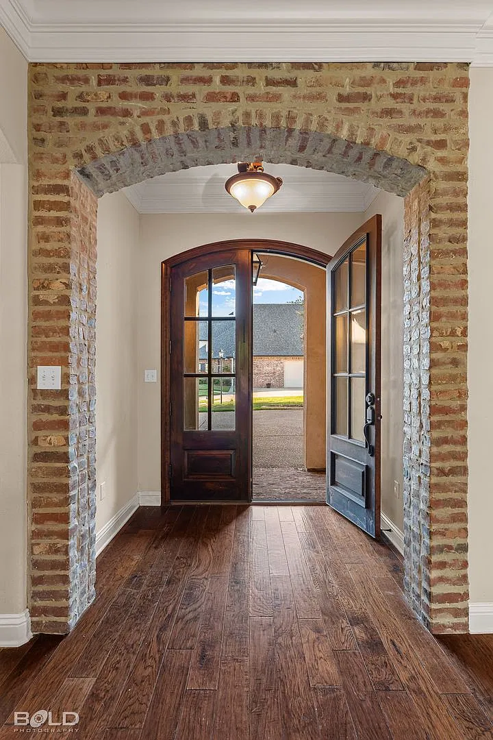 Inviting 3-Bedroom, 3-Bath Home with Fenced Yard & Community Pool Access — Photo 2