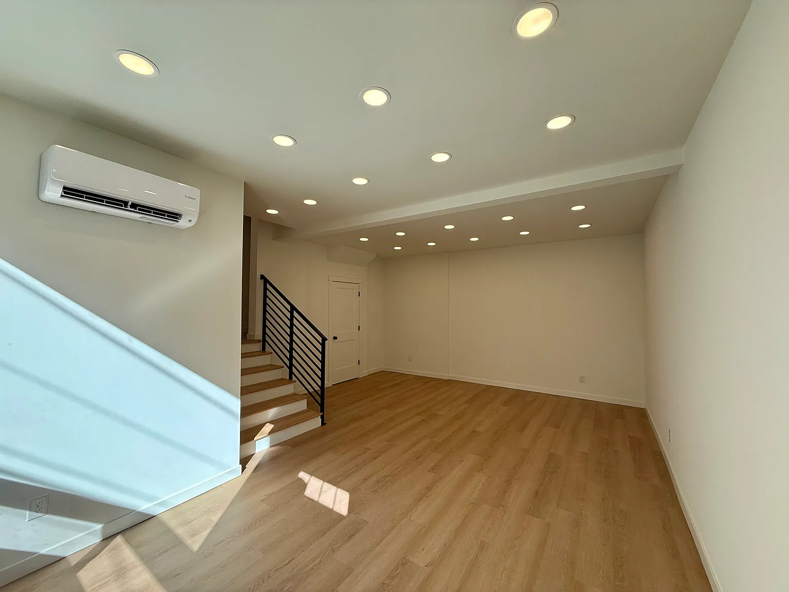 4 bed, 3.5 bath, 1938 sqft, $4,850 — Photo 2