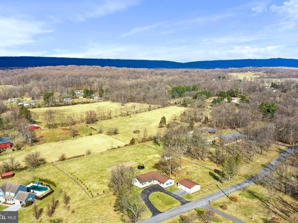 87 Fieldstone Dr, Bunker Hill, WV 25413