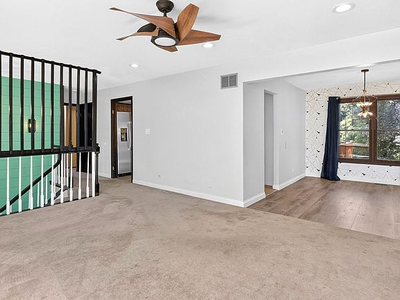 4th image of 215 Edgebrook Dr