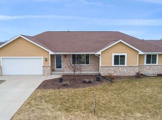 310 Cross Gate Ln, De Pere, WI 54115