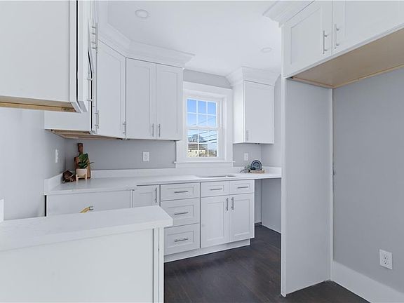 4th image of 220 Vincent Ave