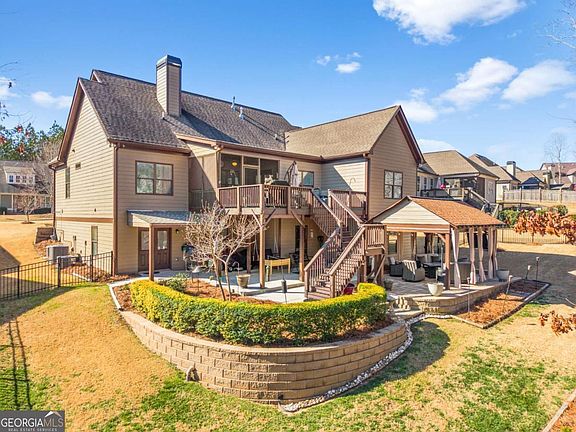 3rd image of 585 Hanover Dr