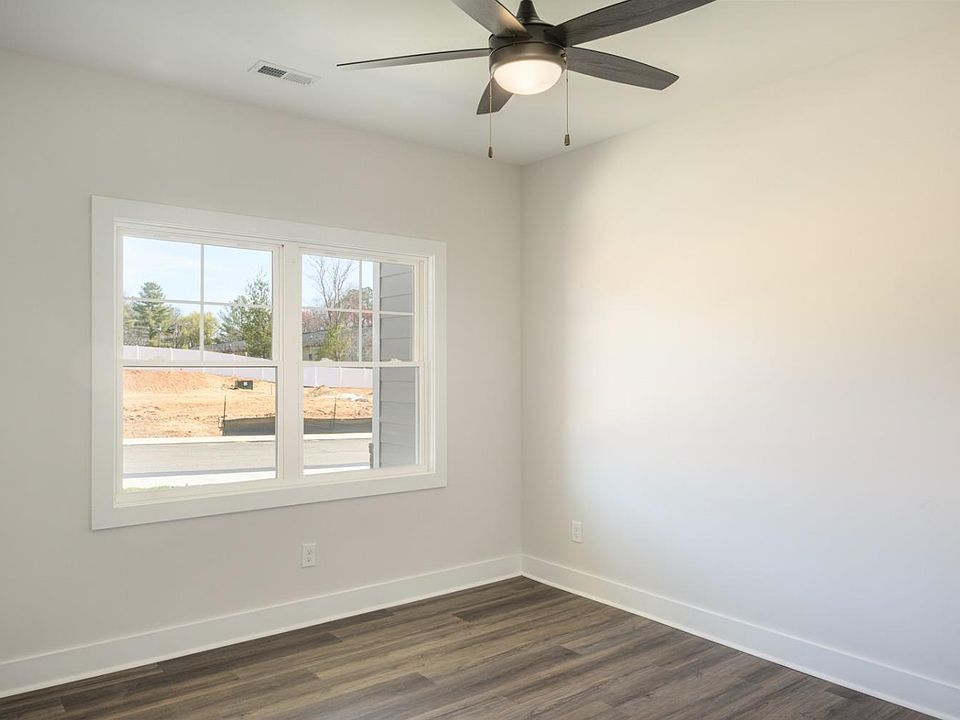 1st image of 105 Lockridge Ln