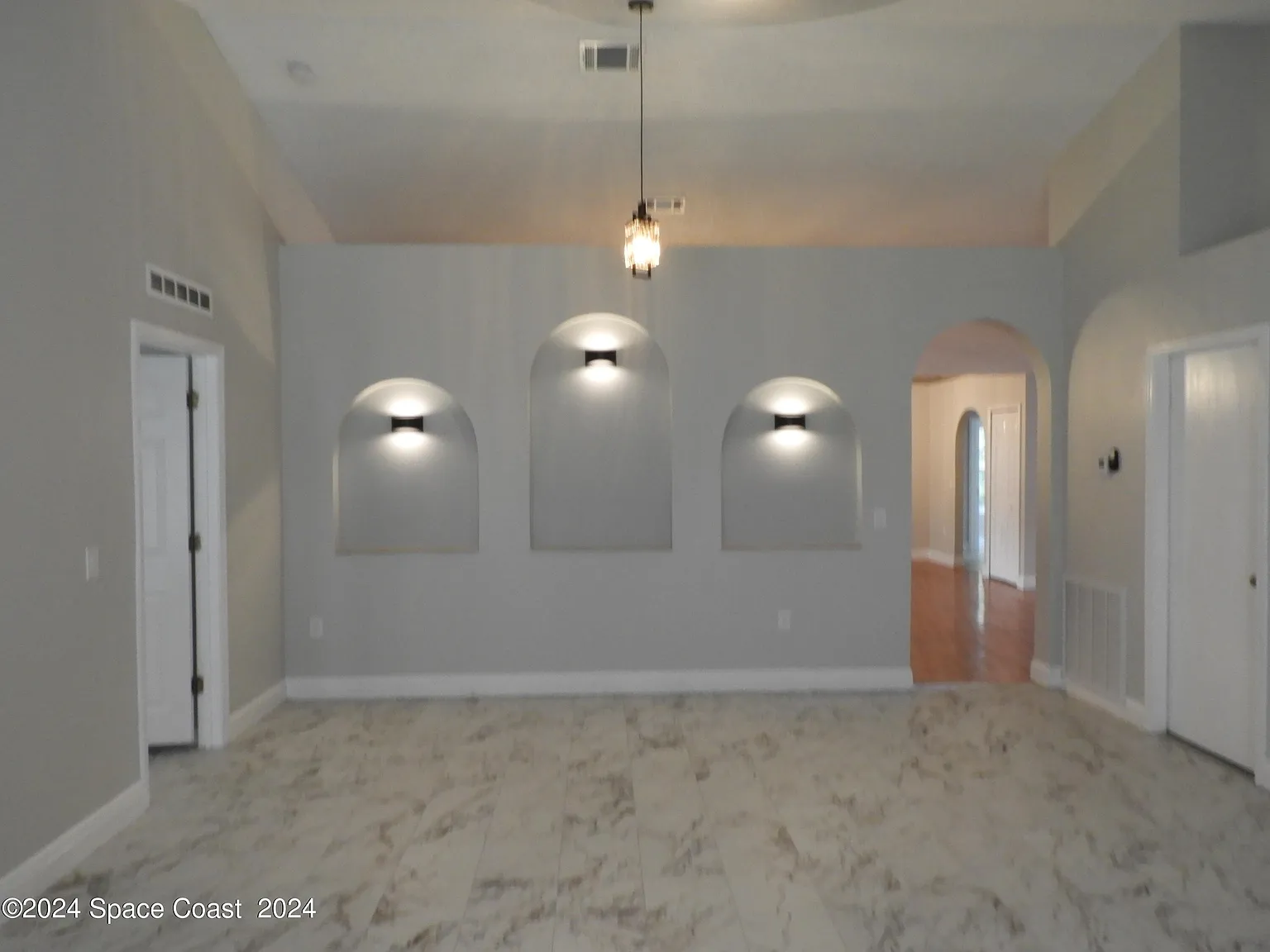 3 bed, 2.0 bath, 1932 sqft, $1,845 — Photo 2