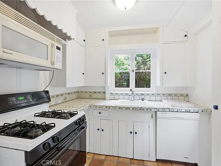 550 Saint Anns Dr — Photo 9