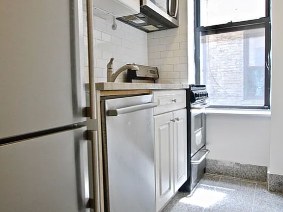 4th image of 66 Saint Nicholas Pl #31B