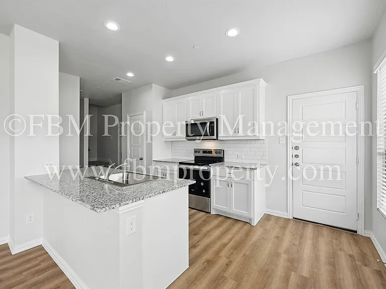 2121 Luna Dr — Photo 10