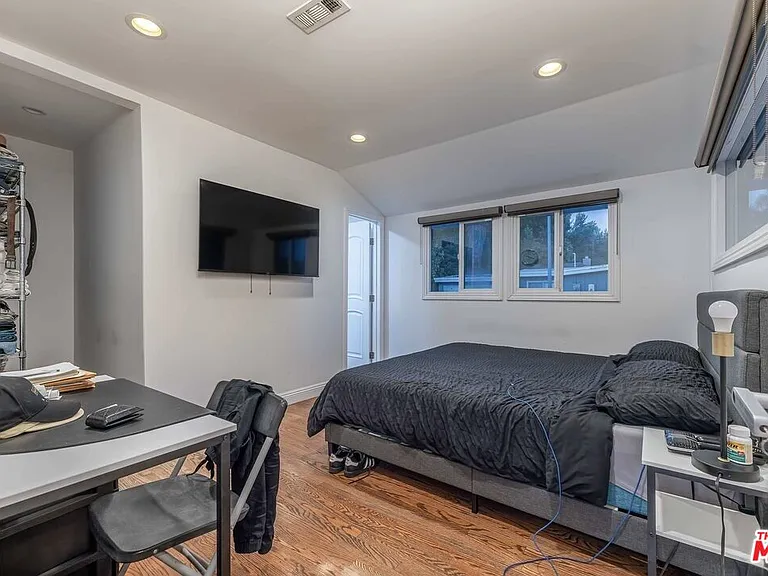 5515 Longridge Ave — Photo 12