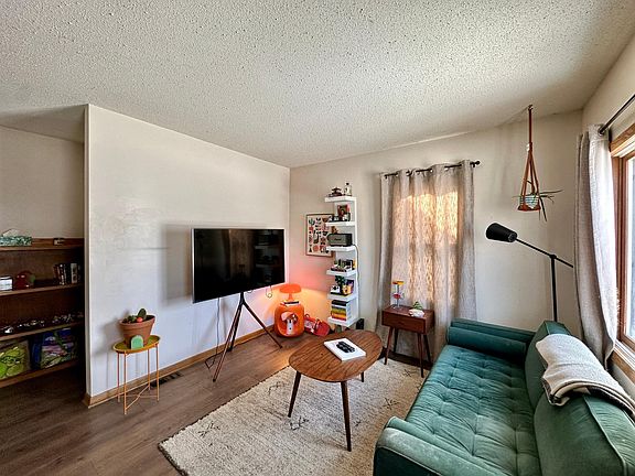 5th image of 924 12th Ave NE